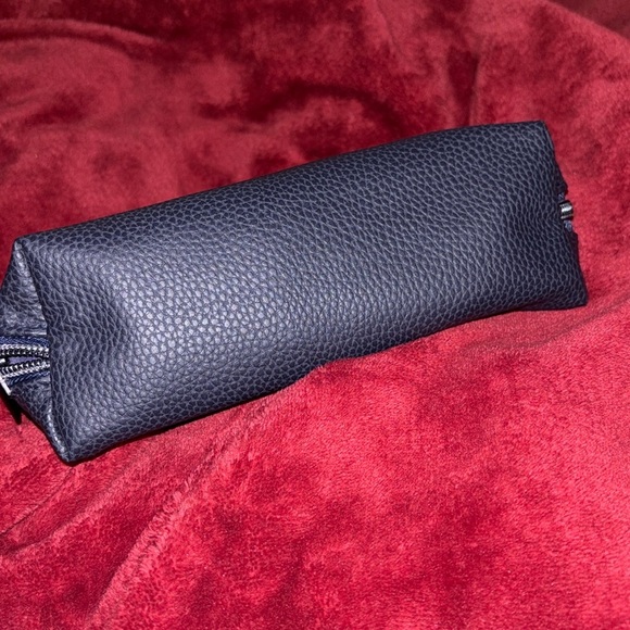 Holt Renfrew Large toiletry bag - Picture 10 of 10